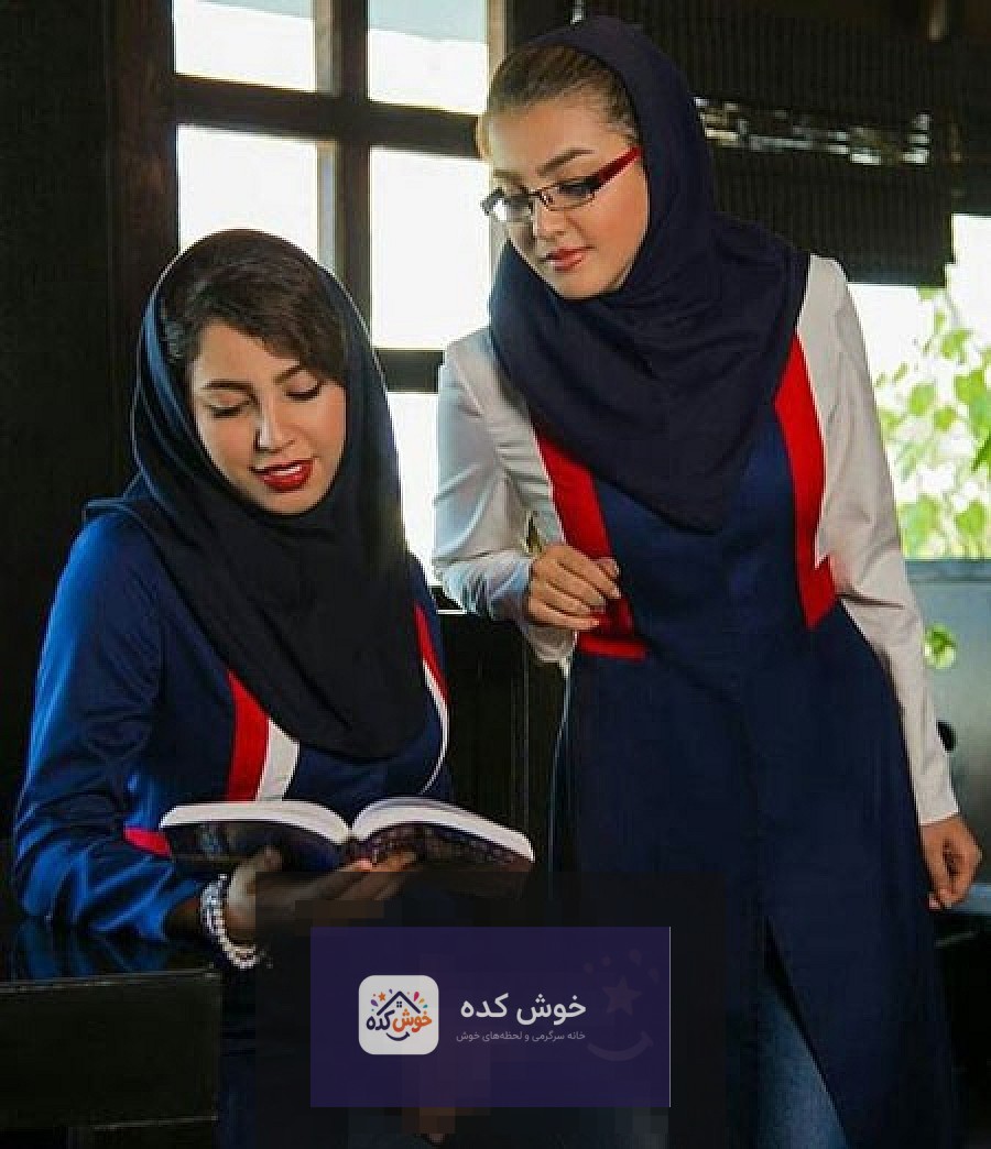 مدل مانتو مجلسی مشکی با طراحی شیک و دکمه‌های طلایی، مناسب برای مراسم رسمی و محیط کار