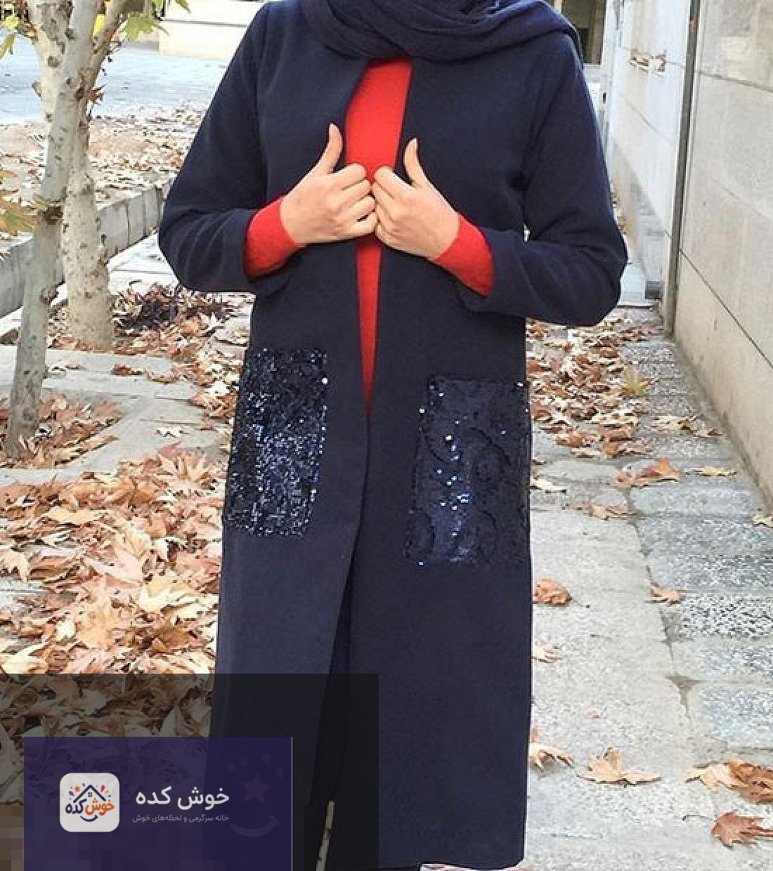 مانتو پاییزی شیک و بلند با رنگ سرمه‌ای و جزئیات دکمه، مناسب برای استفاده روزمره و مجالس