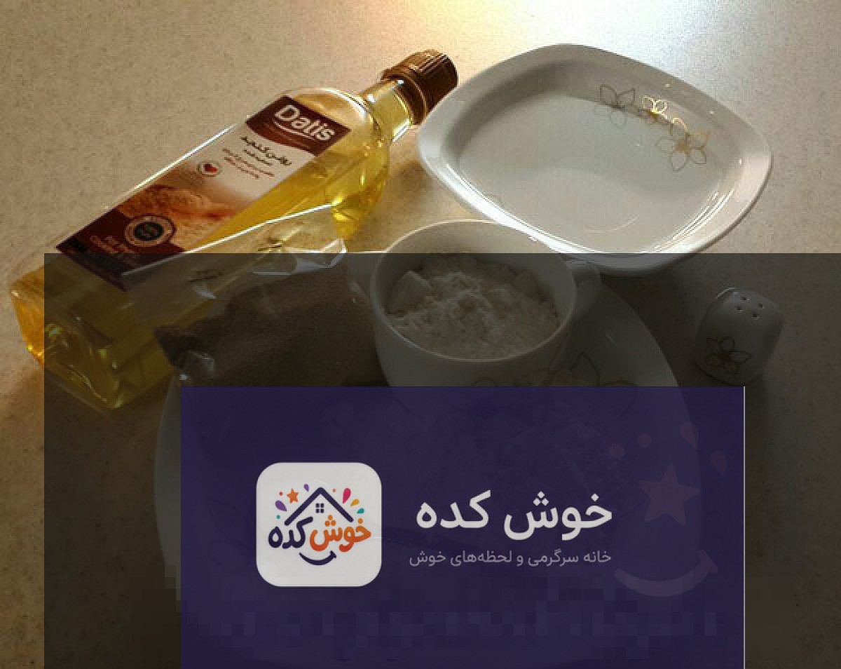 مراحل ورز دادن خمیر پیتزا و پیراشکی با دست روی سطح آردپاشی شده