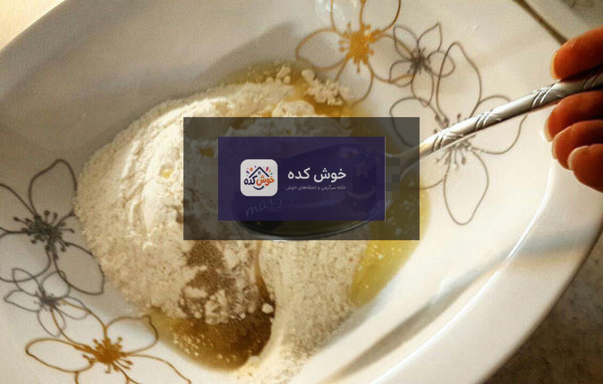 خمیر پیتزا و پیراشکی ورآمده و آماده برای استفاده در ظرفی پوشانده شده