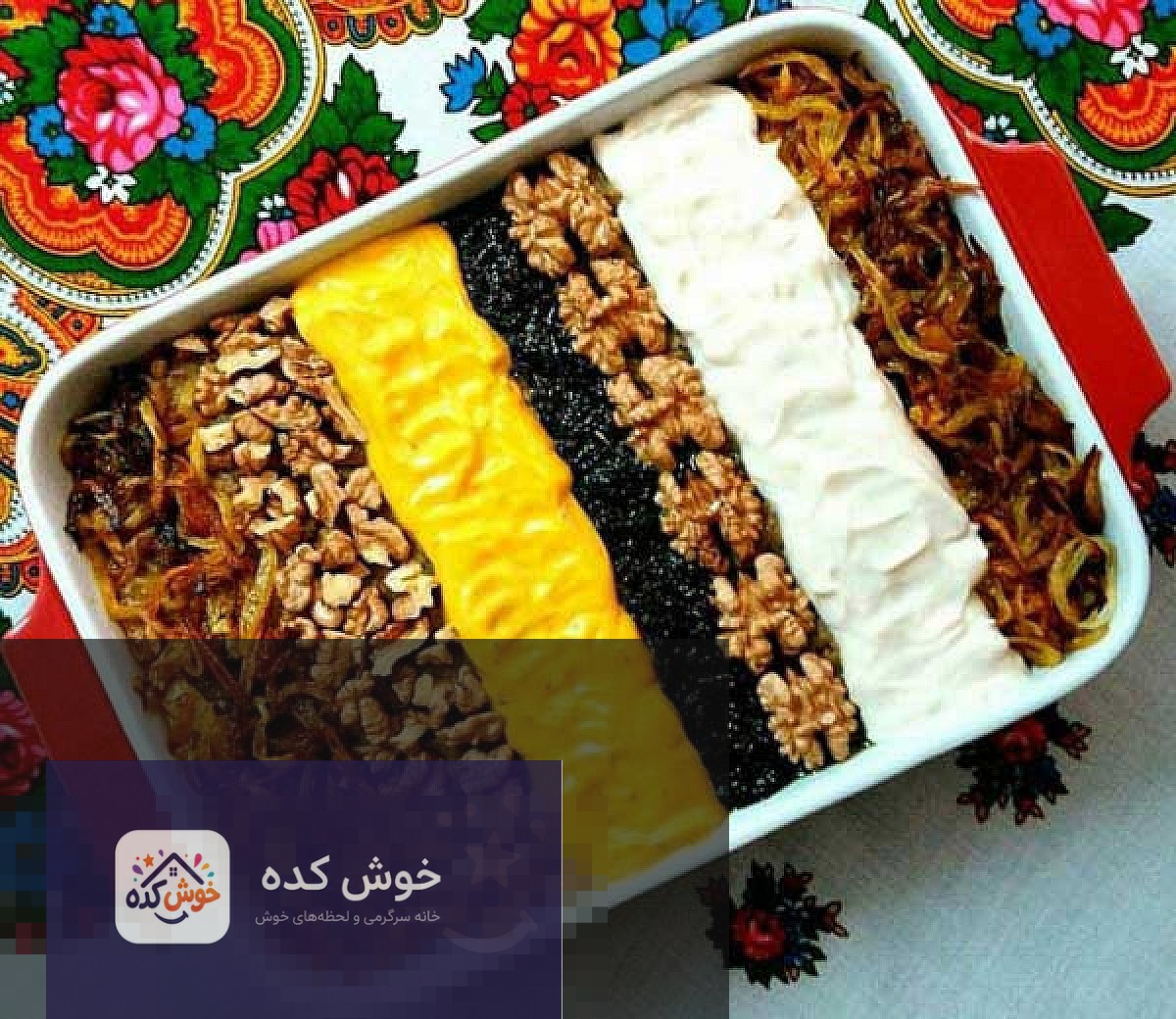 تزیین زیبای حلیم بادمجان تزیین حلیم بادمجان مجلسی با کشک، نعناع داغ، پیاز داغ و گردو روی میز چوبی
