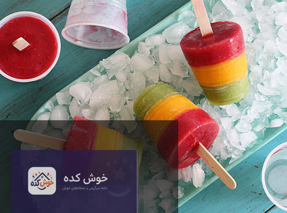 بستنی یخی سه رنگ میوه ای بستنی یخی سه رنگ میوه ای در لیوان های شیشه ای، آماده سرو، با لایه های توت فرنگی، انبه و کیوی
