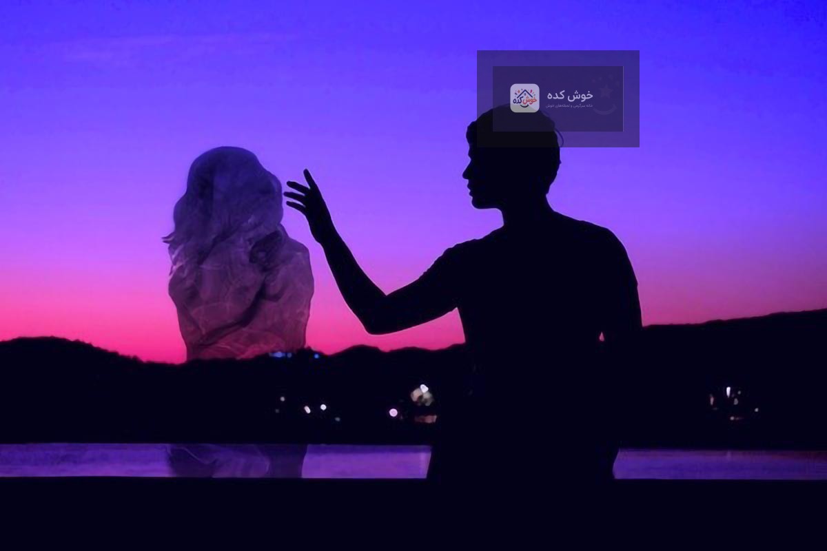 متن دلتنگی و جدایی عاشقانه، دختری غمگین در حال تماشای غروب آفتاب از پنجره