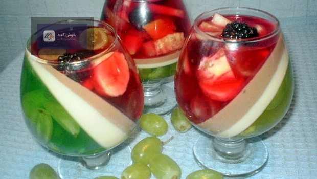 ژله میوه ای تازه و خوشرنگ ژله شفاف با تکه های میوه های تازه مانند توت فرنگی و کیوی در یک کاسه شیشه ای