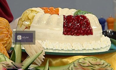 پودر آگارآگار پودر آگارآگار سفید در یک قاشق چوبی، آماده برای استفاده در تهیه دسر