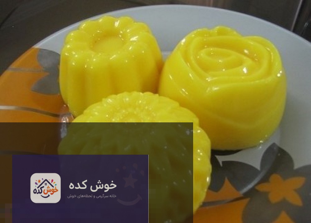 برش‌های مسقطی زعفرانی خوشرنگ و شفاف، تزیین شده با خلال پسته
