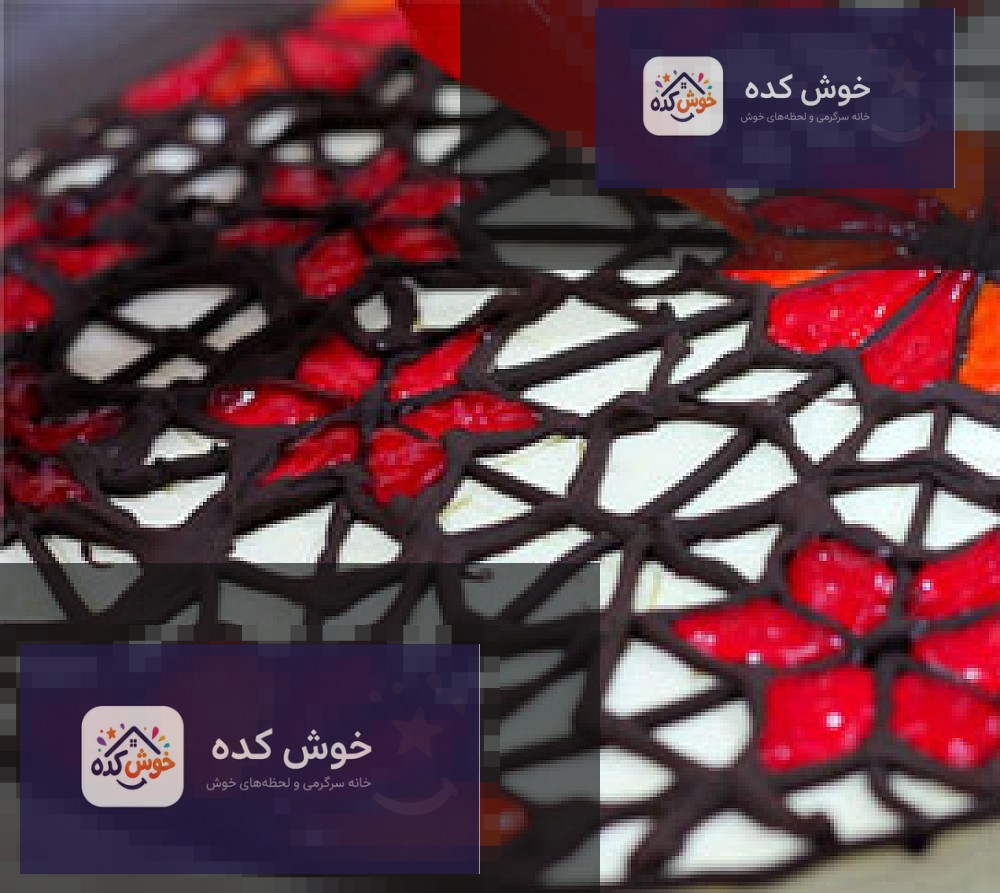ژله بریلو شفاف و براق در حال ریختن روی کیک، مناسب برای تزیین انواع شیرینی و دسر خانگی