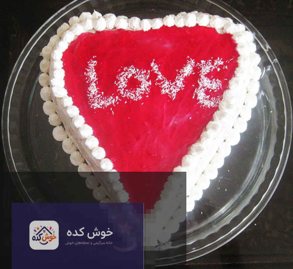 کیک تزیین شده با ژله بریلو براق و میوه های تازه، نمایانگر زیبایی و طعم دلپذیر