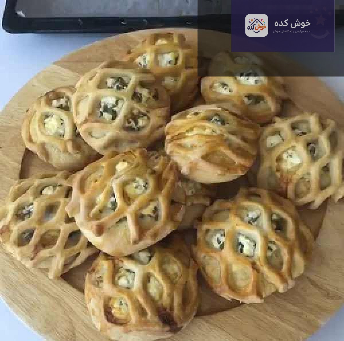 پوآچا قفسی، نان ترکیه‌ای مغزدار با بافت نرم و طلایی، آماده سرو در یک بشقاب چوبی