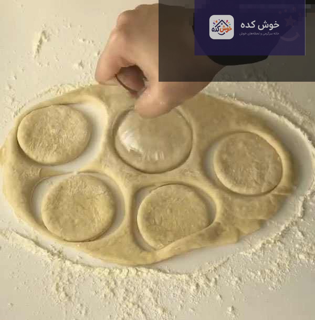 مراحل آماده‌سازی خمیر پوآچا قفسی، شامل ورز دادن و شکل دادن به خمیر روی سطح چوبی
