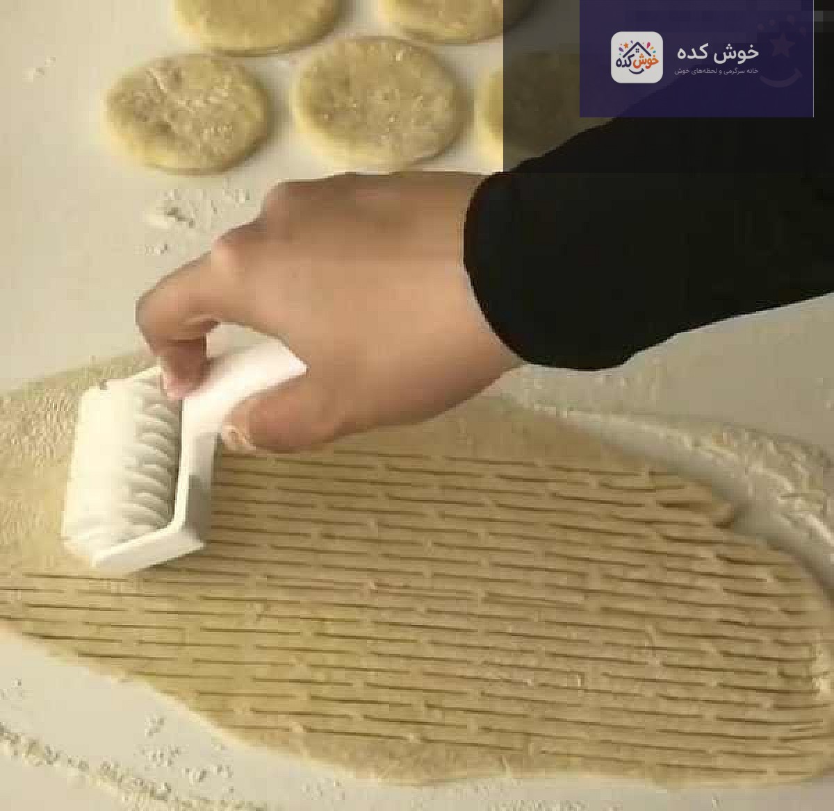 پوآچا قفسی‌های پخته شده و طلایی در سینی فر، آماده برای سرو به عنوان صبحانه یا عصرانه