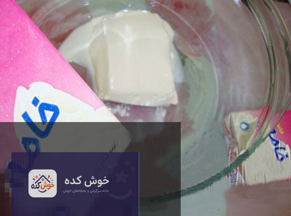 خامه فرم گرفته سفید و صاف در یک کاسه شیشه ای، آماده برای استفاده در تزیین کیک و شیرینی