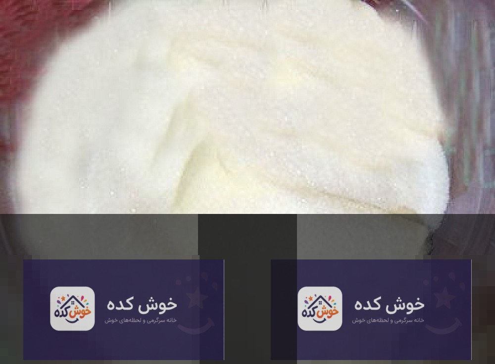 خامه فرم گرفته شده با بافت نرم و یکدست در یک کاسه، مناسب برای تزیین انواع دسر و کیک