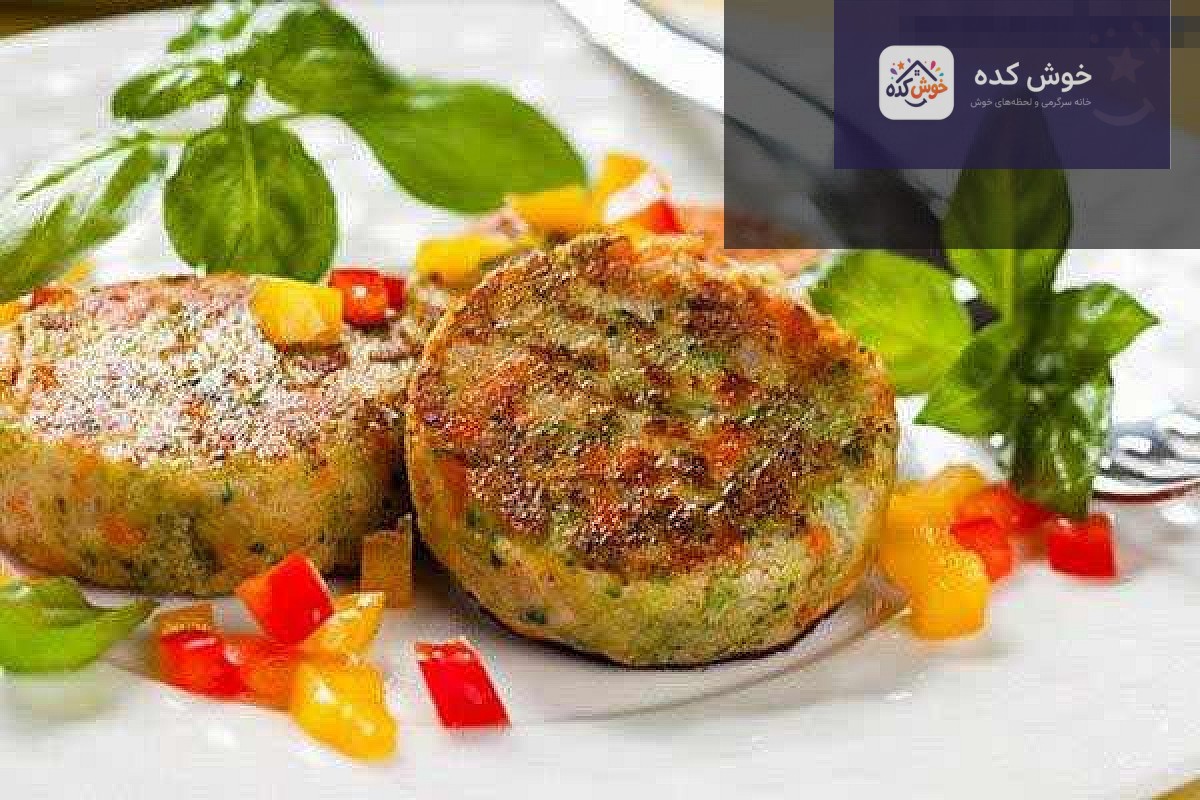 کوکو کلم بروکلی رژیمی و سالم کوکو کلم بروکلی با تزئین جعفری و گوجه فرنگی، آماده سرو در بشقاب سفید
