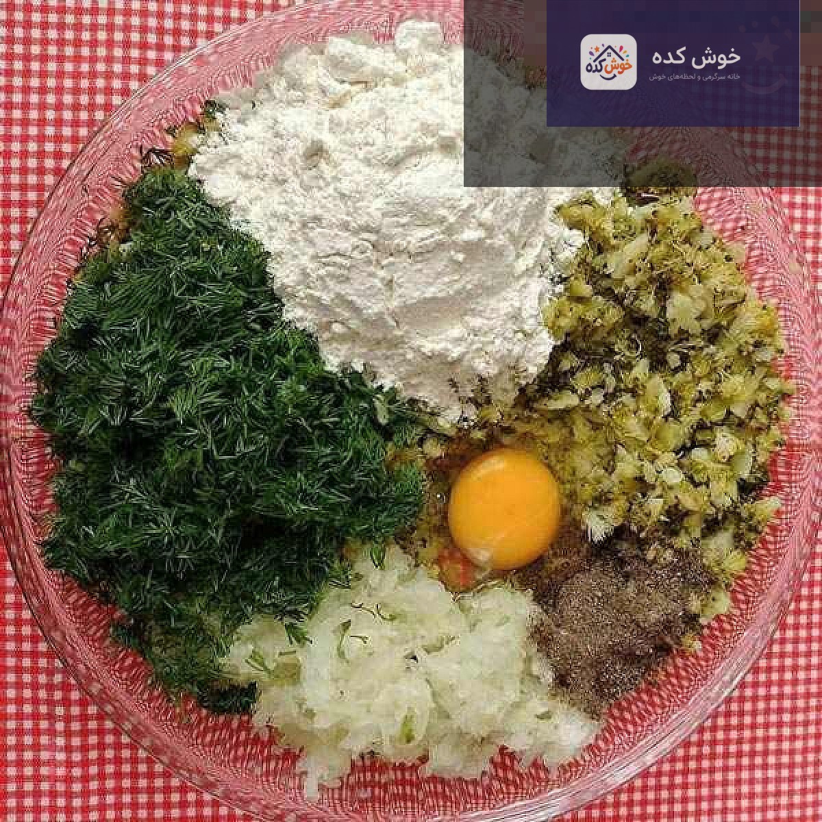مواد لازم برای تهیه کوکو کلم بروکلی مواد اولیه کوکو کلم بروکلی شامل کلم بروکلی خرد شده، تخم مرغ، پیاز و ادویه جات در کاسه