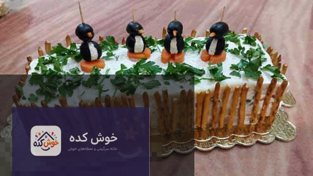 مواد لازم برای کیک مرغ مواد اولیه کیک مرغ شامل نان تست، سینه مرغ، مایونز، خیارشور و سبزیجات تازه