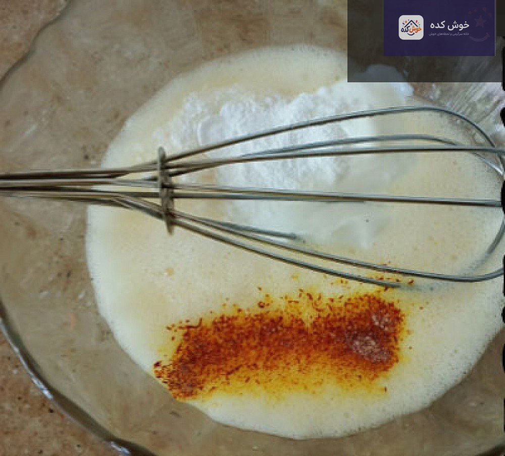 خاگینه ماستی قاشقی در حال پخت خاگینه ماستی قاشقی در حال پخت در تابه، با بافتی طلایی و پفکی