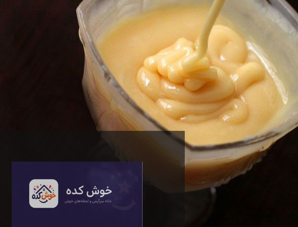 شیر عسلی خانگی غلیظ و خوشمزه در یک کاسه شیشه ای با قاشق، آماده سرو