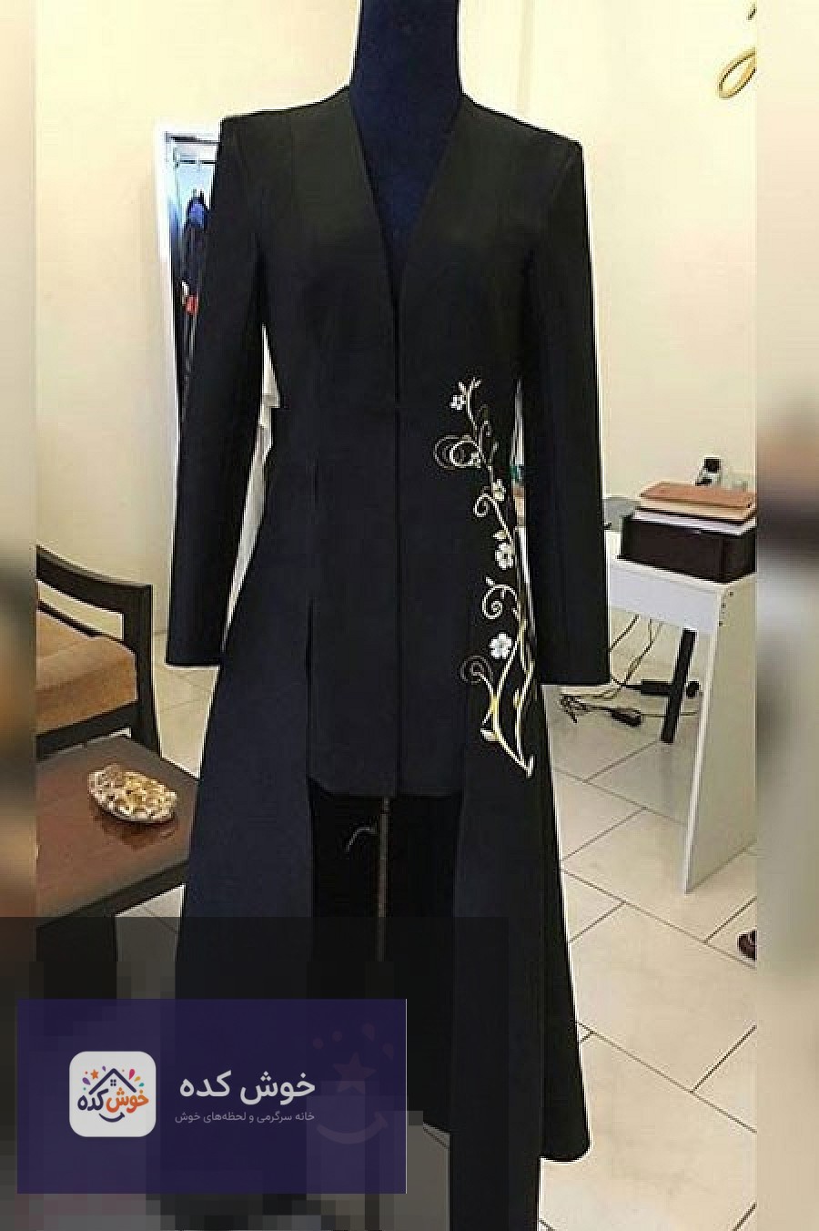 مانتو مجلسی بلند کرم رنگ با جزئیات گلدوزی شده، استایلی شیک و زنانه