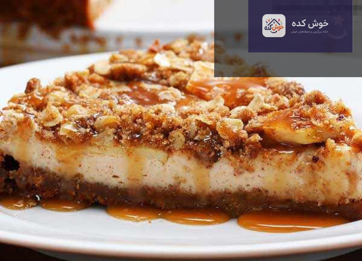 برش خورده چیز کیک زردآلو با بافت نرم و لایه های مشخص، آماده سرو در بشقاب