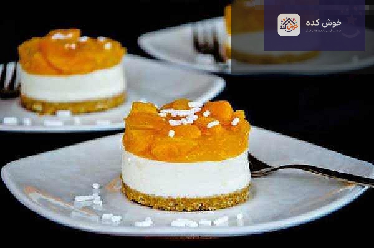 چیز کیک زردآلو کامل با رویه ژله ای براق و زردآلوهای چیده شده، مناسب برای مهمانی های تابستانی