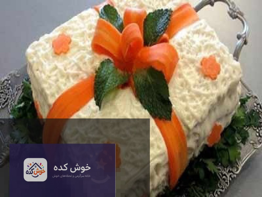مواد اولیه کیک مرغ مواد اولیه آماده شده برای تهیه کیک مرغ شامل نان تست، مرغ پخته، سس مایونز و سبزیجات