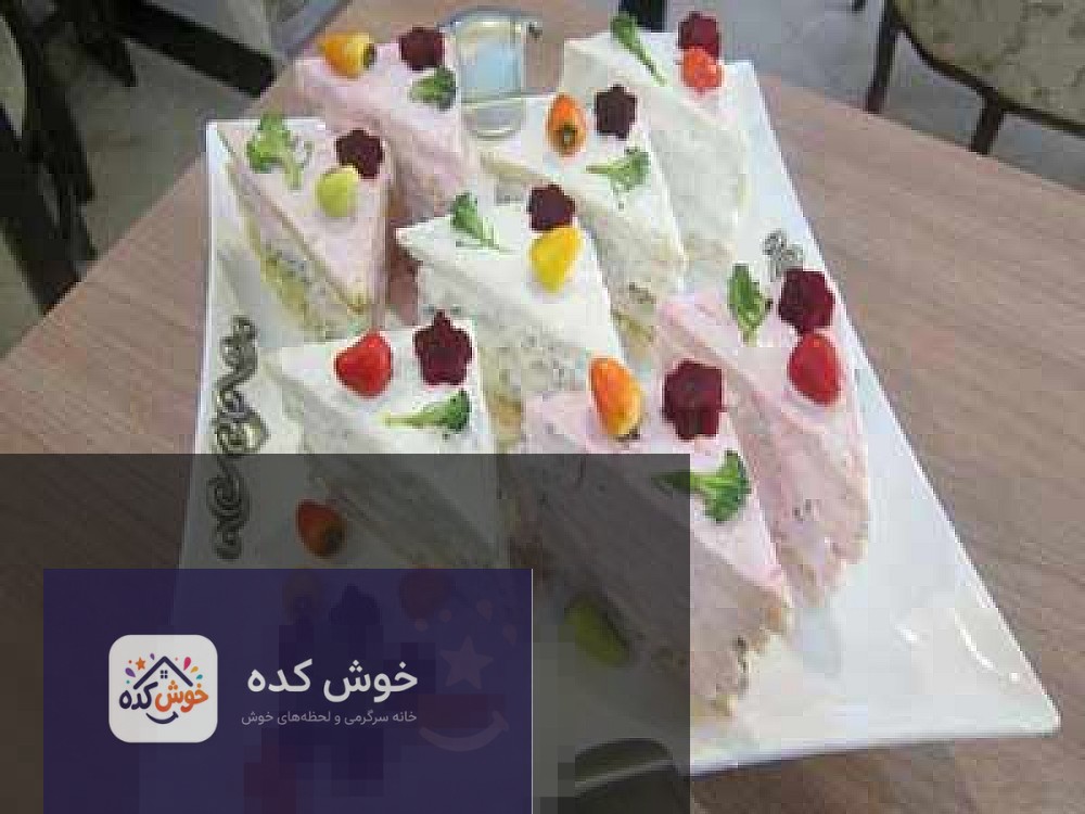 کیک مرغ برش خورده برش خورده کیک مرغ با لایه های نان تست، مرغ و سس، آماده سرو