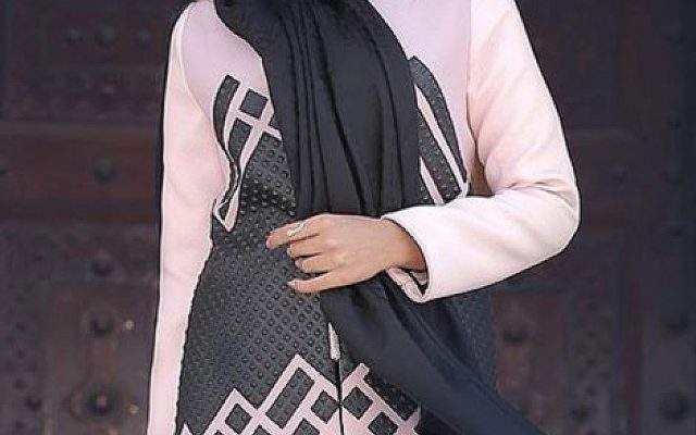 مانتو مجلسی دلچه صورتی و مشکی با طراحی شیک و رسمی، مناسب برای مراسم و مهمانی‌ها
