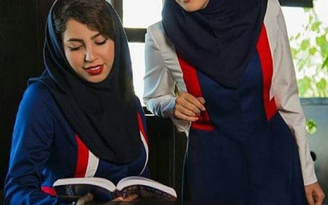 مدل مانتو مجلسی مشکی با طراحی شیک و دکمه‌های طلایی، مناسب برای مراسم رسمی و محیط کار