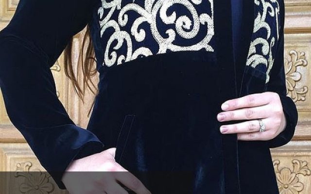 مدل مانتو پاییزی مجلسی با پارچه طرح‌دار و یقه ایستاده، مناسب برای استایل شیک و رسمی