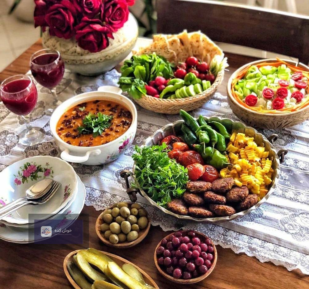 میز شام چیده شده با انواع غذاهای ایرانی و خارجی برای مهمانی و دورهمی