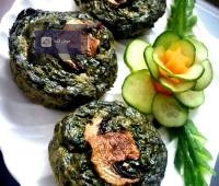 نرگسی اسفناج قالبی با تخم مرغ و زرده در مرکز، غذایی شیک و سالم