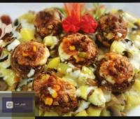 قارچ شکم پر با پنیر و سبزیجات، سرو شده با سیب زمینی و پنیر گریل شده