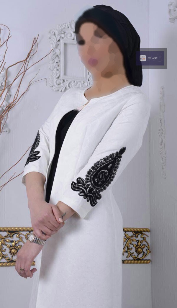 مانتو بهاره اسپرت سفید و مشکی با برش‌های هندسی و یقه ایستاده، مناسب برای فصول گرم