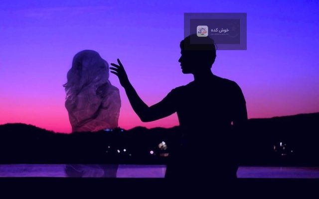 متن دلتنگی و جدایی عاشقانه، دختری غمگین در حال تماشای غروب آفتاب از پنجره