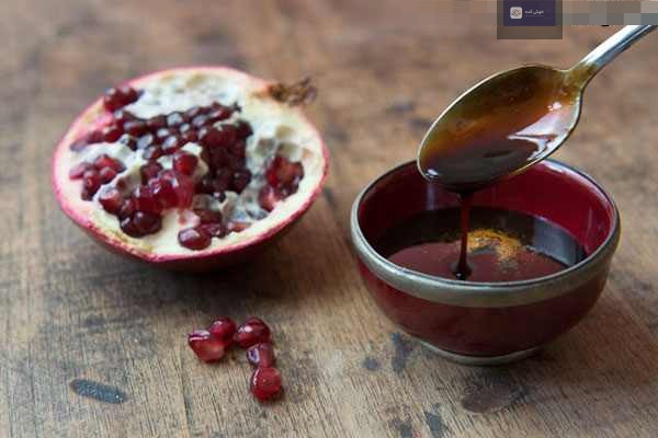 انارهای تازه و قرمز چیده شده در سبد حصیری، آماده برای تهیه رب انار خانگی خوشمزه و سالم