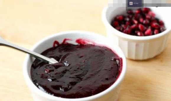 دانه های یاقوتی انار جدا شده در کاسه ای بزرگ، آماده برای آبگیری و پخت رب انار
