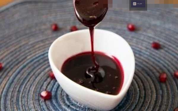 شیشه های رب انار خانگی خوش کده، آماده برای نگهداری و استفاده در غذاهای مختلف