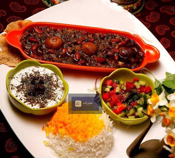 قورمه سبزی اصیل ایرانی خورشت قورمه سبزی جا افتاده با گوشت و سبزی تازه، سرو شده در ظرف سنتی با برنج زعفرانی
