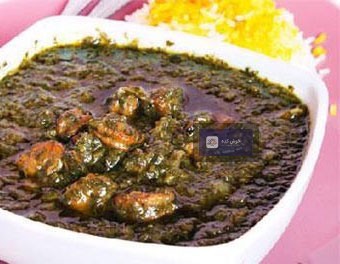 قورمه سبزی مجلسی و خوشرنگ تصویری نزدیک از قورمه سبزی مجلسی با روغن انداخته و سبزیجات معطر، مناسب برای سرو در مهمانیها