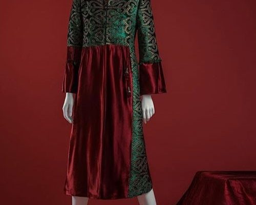 مدل مانتو سنتی مجلسی مخمل مشکی با گلدوزی طلایی، مناسب پاییز و زمستان