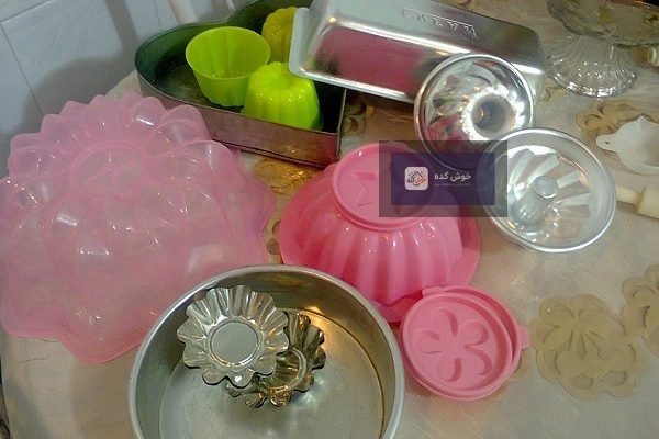 مجموعه ای از دسرهای متنوع و رنگارنگ در ظروف شیشه ای و قالب های مختلف، آماده سرو
