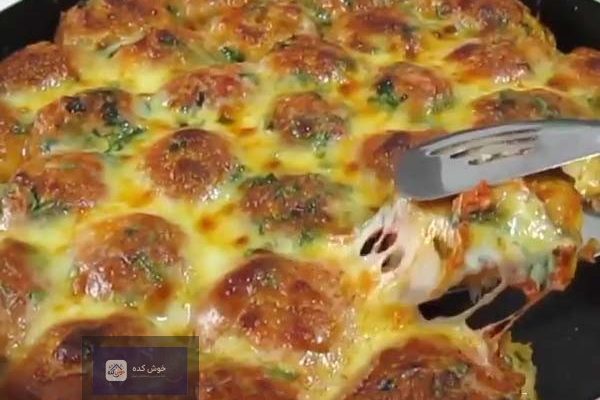 نان کوفته‌ای ترکی با بافتی نرم و طلایی، پر شده از مواد گوشتی و سبزیجات معطر، آماده سرو