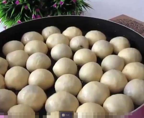 مراحل تهیه نان مغزدار گوشتی مراحل آمادهسازی نان مغزدار گوشتی، شامل ورز دادن خمیر، آمادهسازی مواد میانی و شکلدهی نان