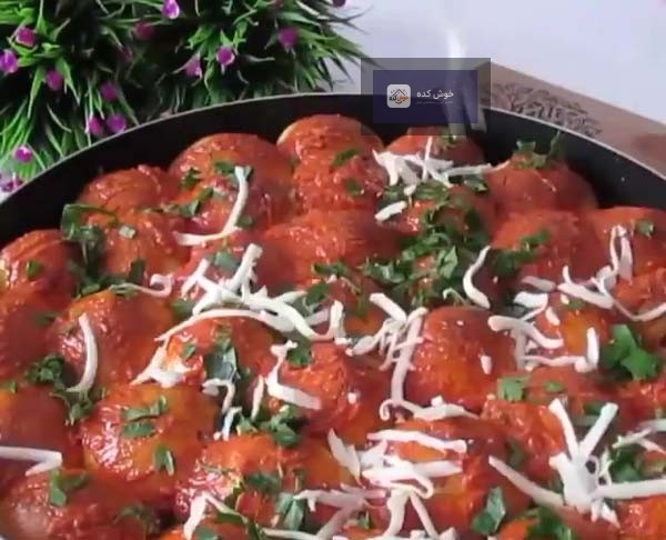 نان گوشتی خانگی خوشمزه نان گوشتی تازه پخته شده با رویهای برشته و مغزی پر از گوشت چرخکرده و ادویههای خوش عطر