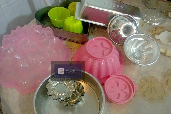 جدا کردن ژله از قالب پلاستیکی با استفاده از کاردک، نمایش ژله آماده شده در ظرف