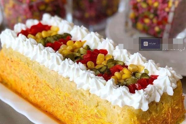 کیک سیب زمینی و هویج مجلسی با تزیین جعفری تازه و سس مایونز، برش خورده و آماده سرو روی میز چوبی