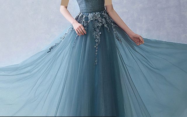 مدل لباس مجلسی حریر آبی روشن با آستین‌های پفی و یقه دلبری، مناسب برای مهمانی‌ها و مجالس رسمی