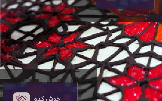 ژله بریلو شفاف و براق در حال ریختن روی کیک، مناسب برای تزیین انواع شیرینی و دسر خانگی