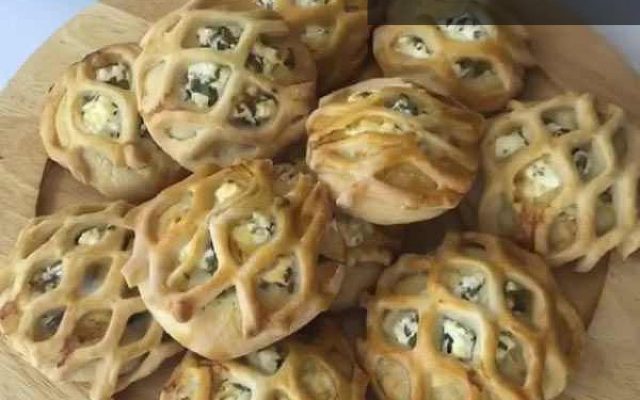 پوآچا قفسی، نان ترکیه‌ای مغزدار با بافت نرم و طلایی، آماده سرو در یک بشقاب چوبی